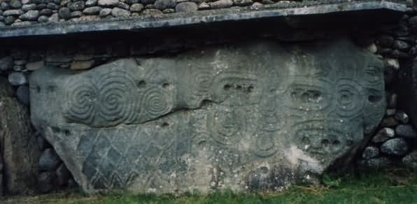 CarvingsNewGrange (23K)